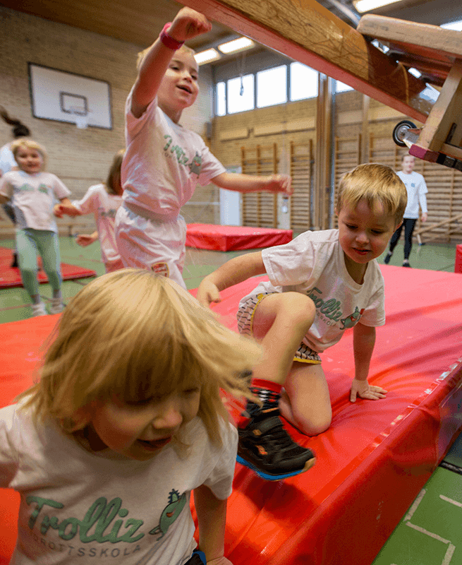 Foto på barn som leker i en gymnastiksal