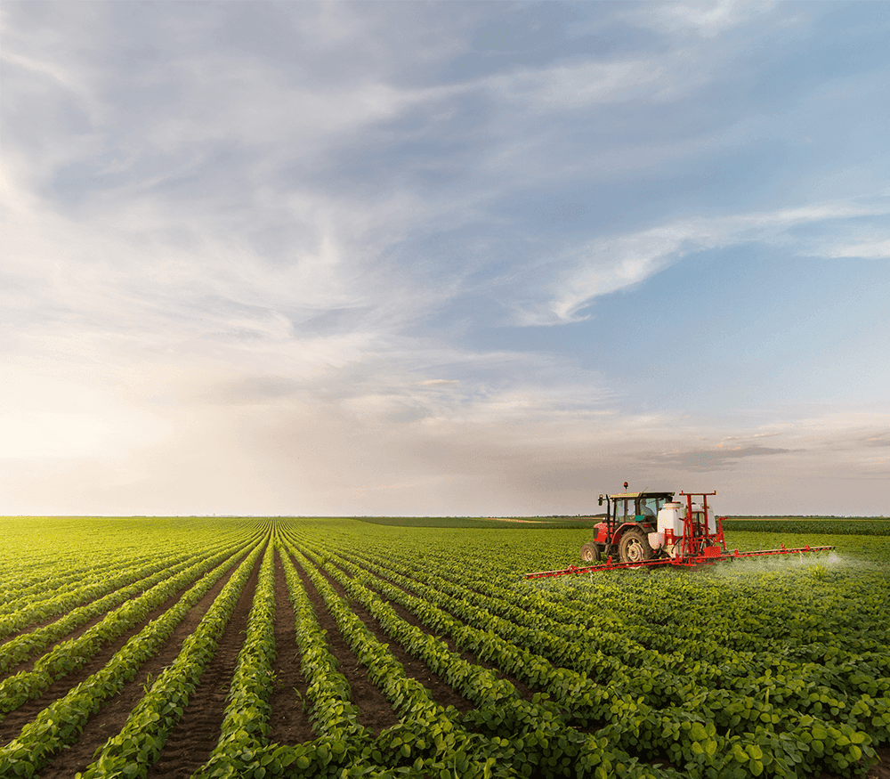 Bild på en traktor som kör på en åker