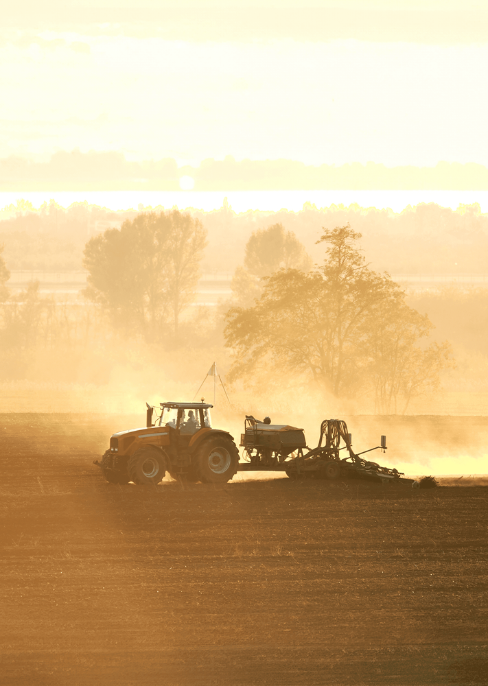 Foto på en traktor på en åker