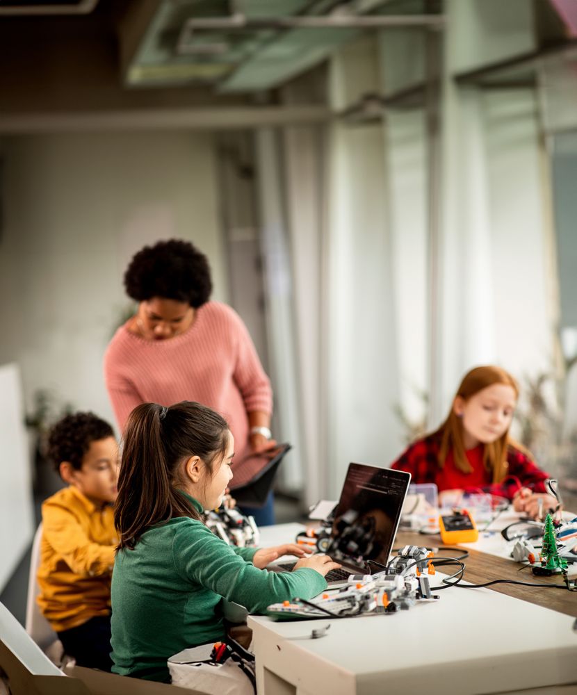 Foto på barn och lärare i en skolsal