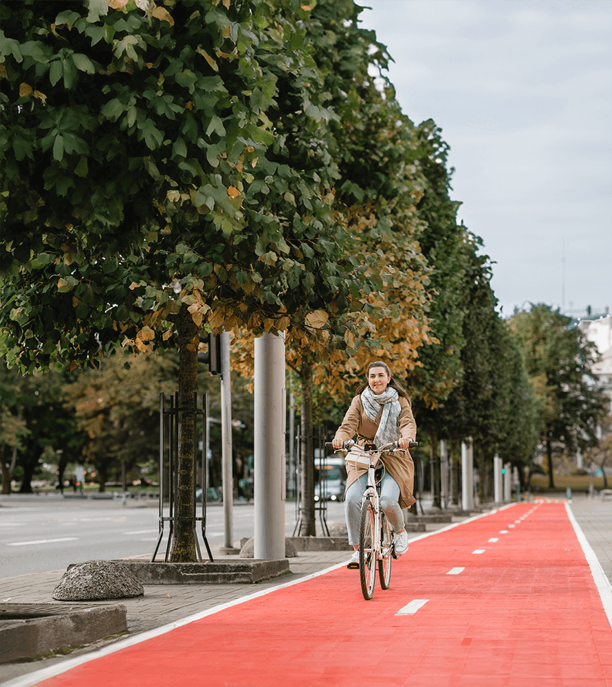 Foto på kvinna som cyklar på en cykelbana markera med röd färg.