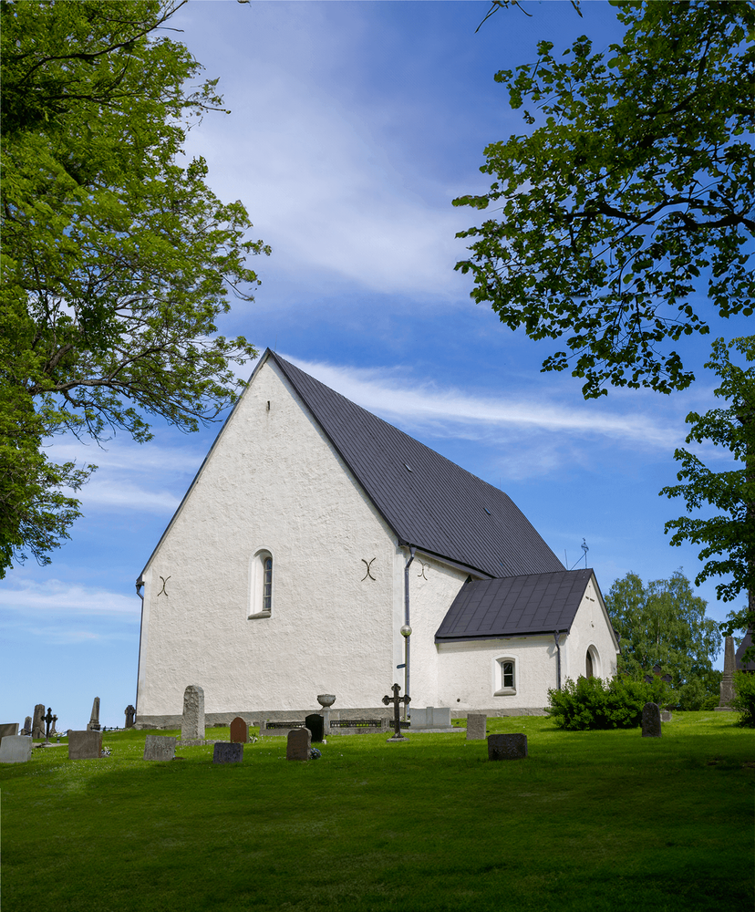 Foto av Svedvi kyrka.