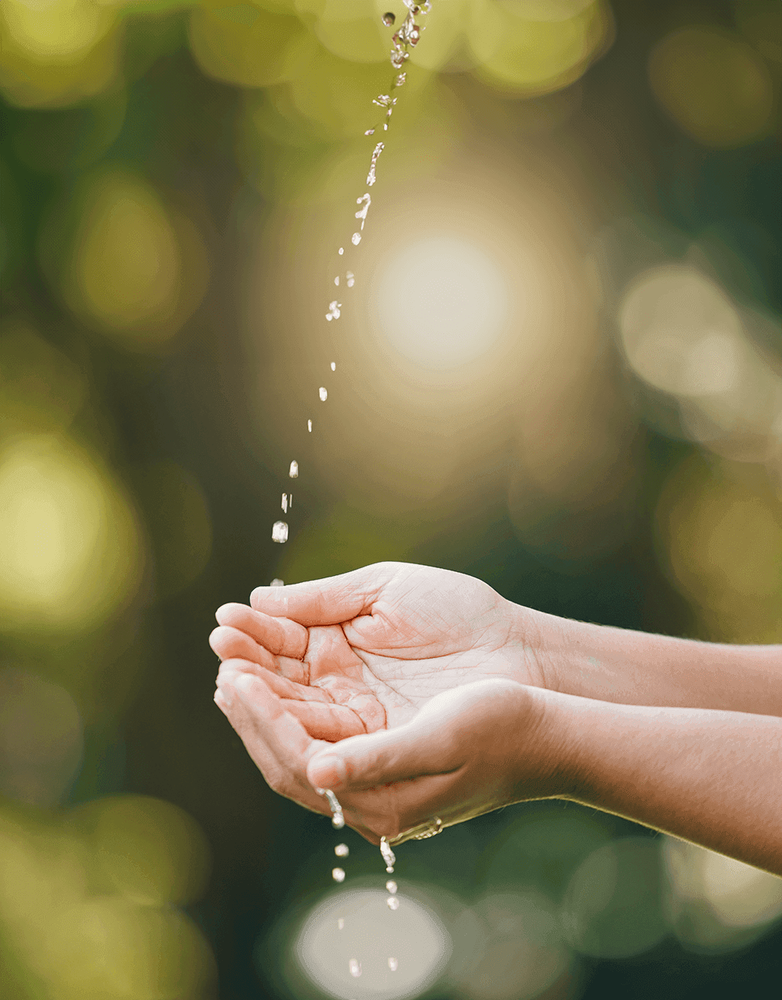 Foto på droppar med vatten och ett par händer