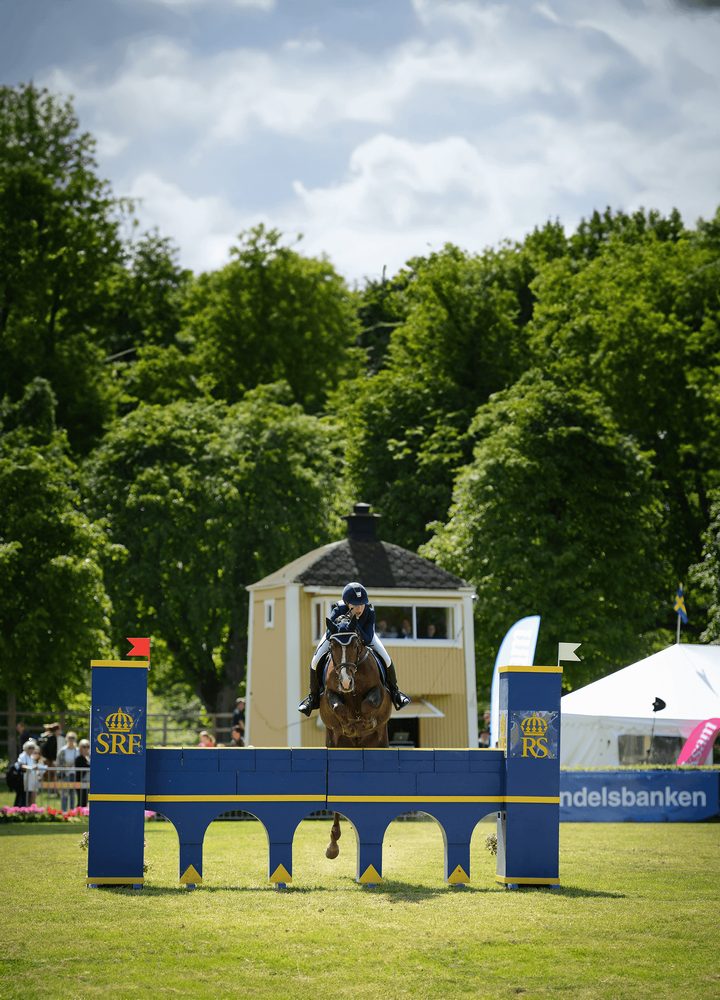 Tävling i Strömsholm, en häst med ryttare hoppar över ett hinder
