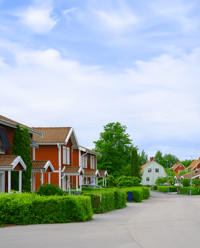 Foto på bebyggelse längs Östra Åvägen i Kolbäck.