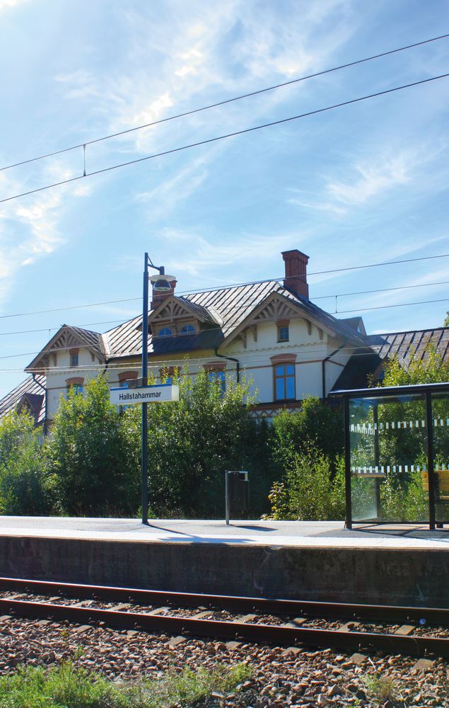 Foto av stationshuset i Hallstahammars tätort.