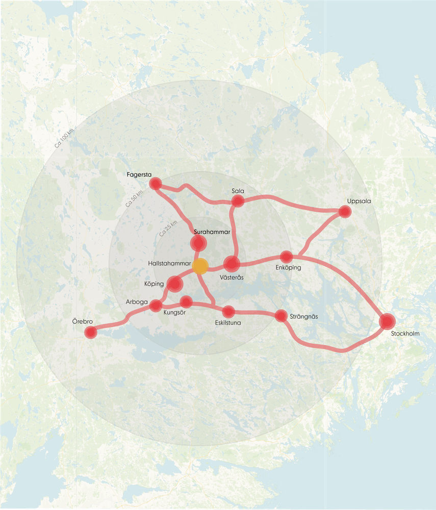 Karta som visar Hallstahammars närhet till intilliggande kommuner. Inom en radie på 25 km ligger Köping, Surahammar, Västerås och Kungsör. Inom en Radie på 50 km ligger Eskilstuna, Arboga, Fagersta, Sala och Enköping. Inom en radie på 100 km ligger Uppsala, Strängnäs, Stockholm och Örebro.
