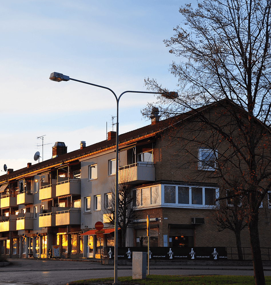 Foto på centrumbebyggelse i Hallstahammars tätort