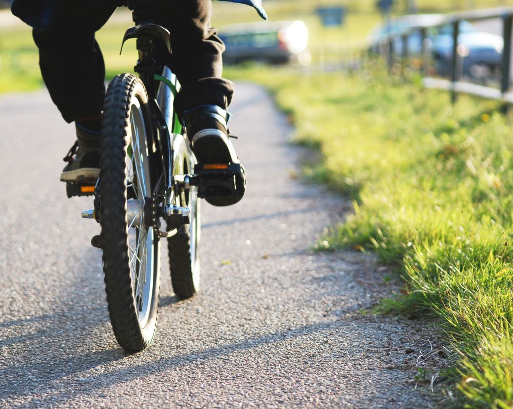 Foto på en person som cyklar på en cykelbana.